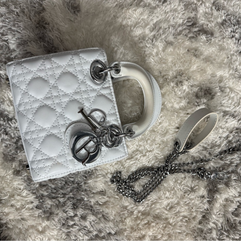 Elegant White Quilted Handbag
